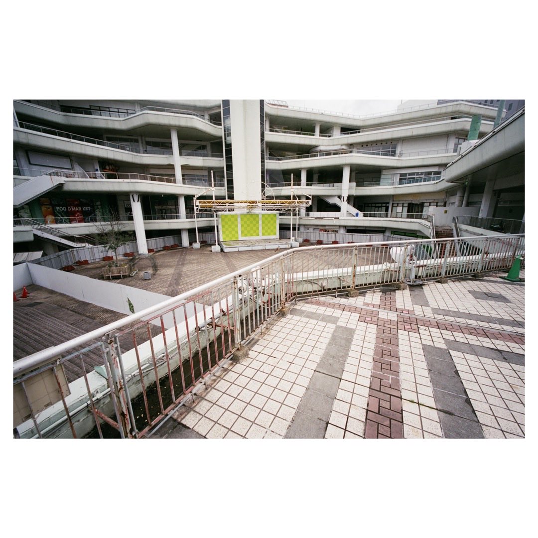 誰もいない

April 4, 2024 #千里中央 
LEICA Ⅰf, #nofinder Voigtlander SUPER WIDE-HELIAR 15mm F4.5, FUJICOLOR SUPERIA X-TRA

#leica1f #voigtlander15mm #barnackleica #千里セルシー #film #filmphotography #filmcamera #fujisuperiaxtra400 #歩撮 #leica