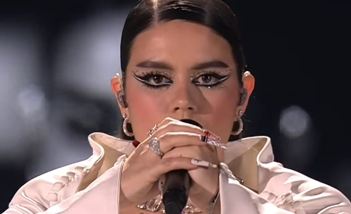 No solo las banderas son símbolos que identifican una comunidad o territorio, o si no que se lo digan a Iolanda, representante de Portugal en #Eurovision2024 y su manicura con el patrón de las kufiyas, los pañuelos palestinos.