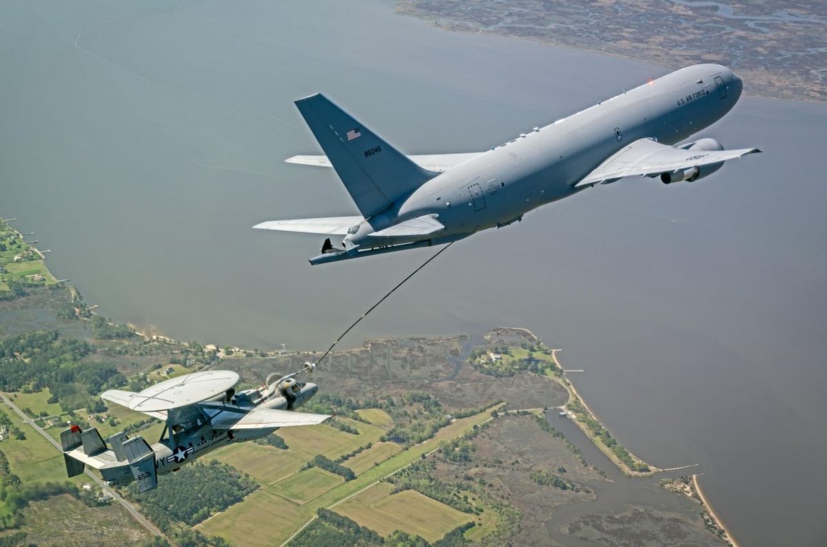 EdwardsAFB's tweet photo. The 418th FLTS is collaborating with our @USNavy partner to extend the on-station capabilities of the @northropgrumman E-2D. Certification with the @BoeingDefense KC-46A remains ongoing and further enhances fleet capabilities for the high-end fight. #AFMC #NAWCAD @AFTestCenter https://t.co/OB7gcXQCk3