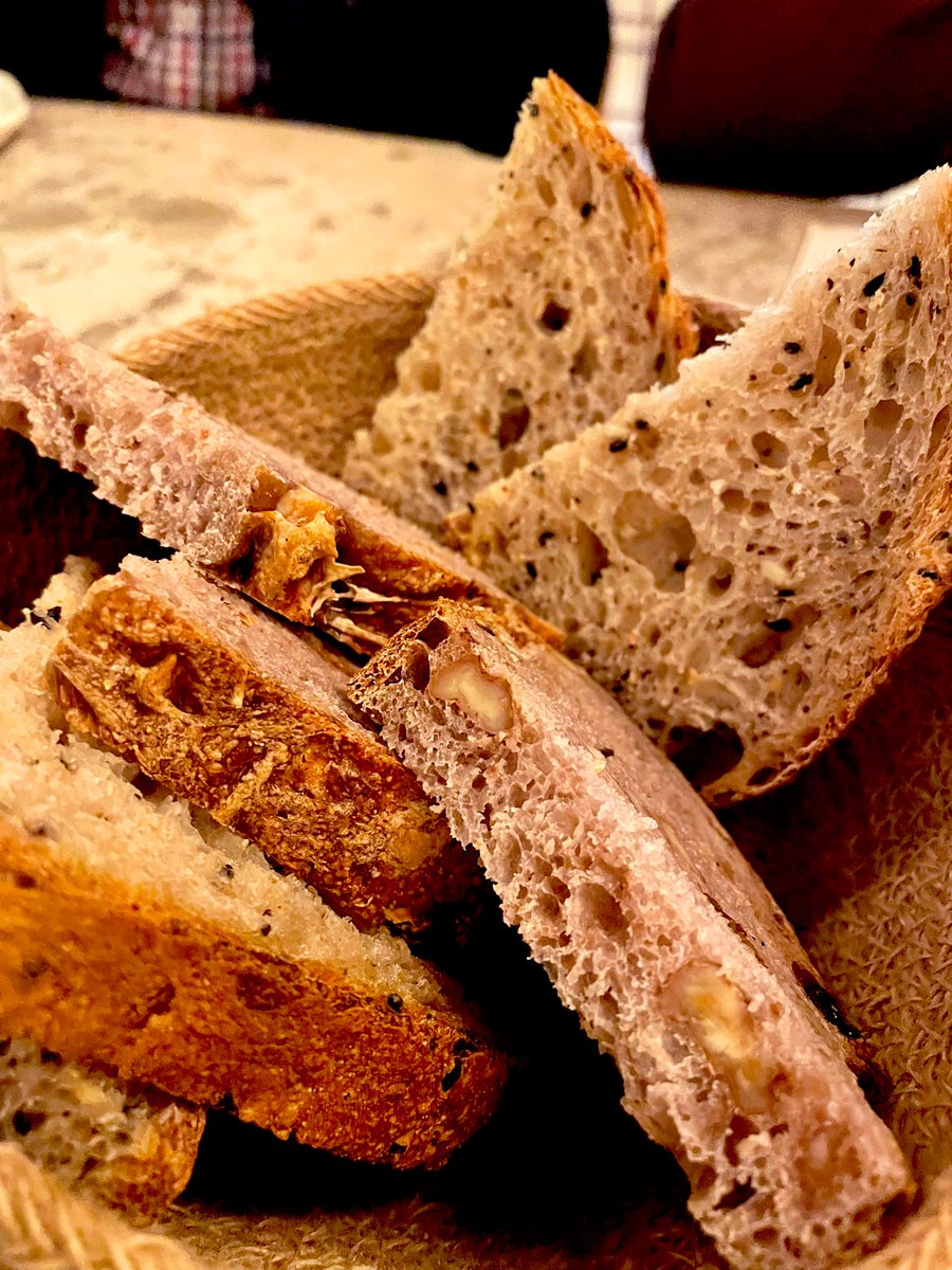 Visita a Mo de Movimiento. 
En mi opinión ha mejorado mucho, buen servicio, ricos platos y mucho ambiente. Llenísimo. Muy recomendable.