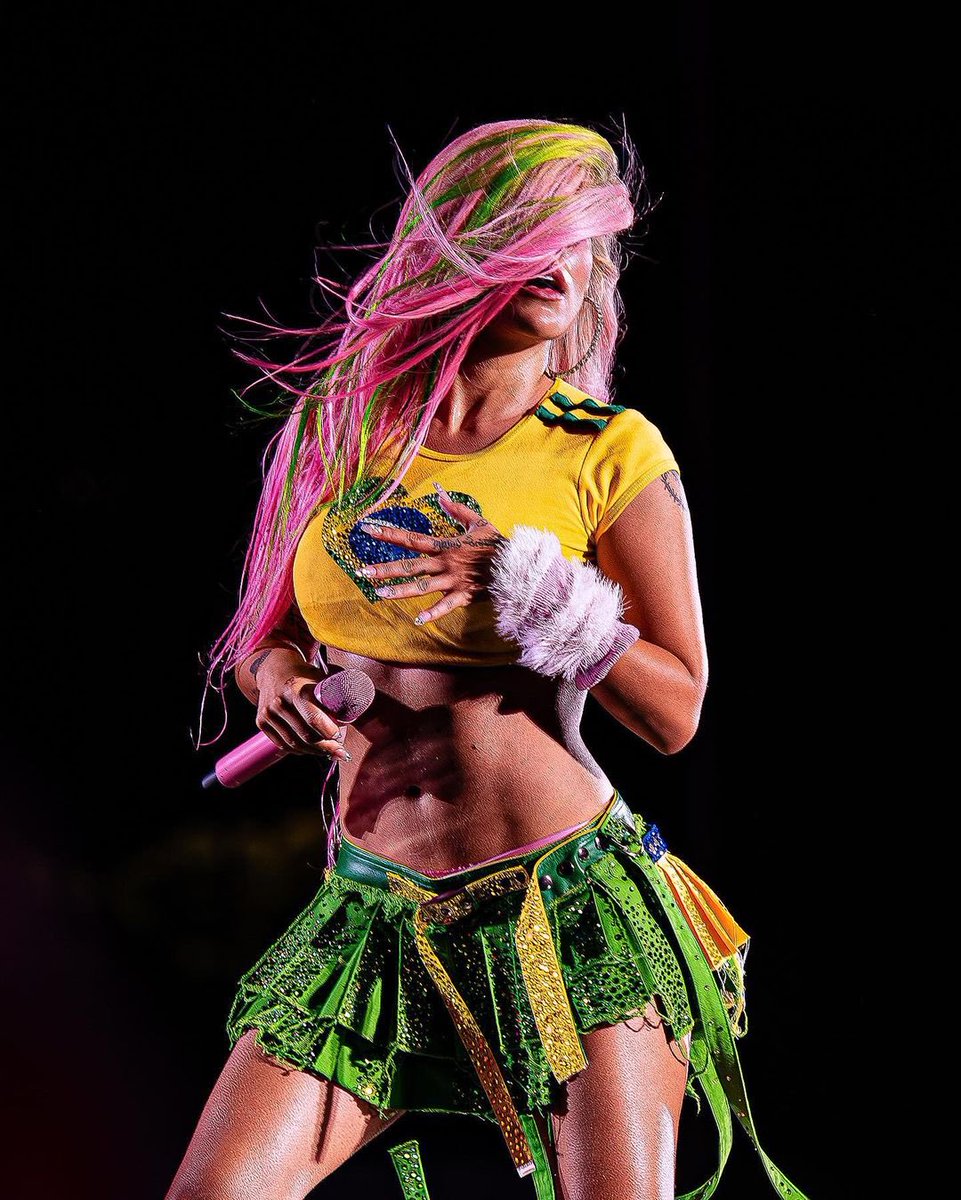 KarolGBRA's tweet photo. Que CHIMBA Karol G 💛💚✨ https://t.co/8KJhZGzFGP
