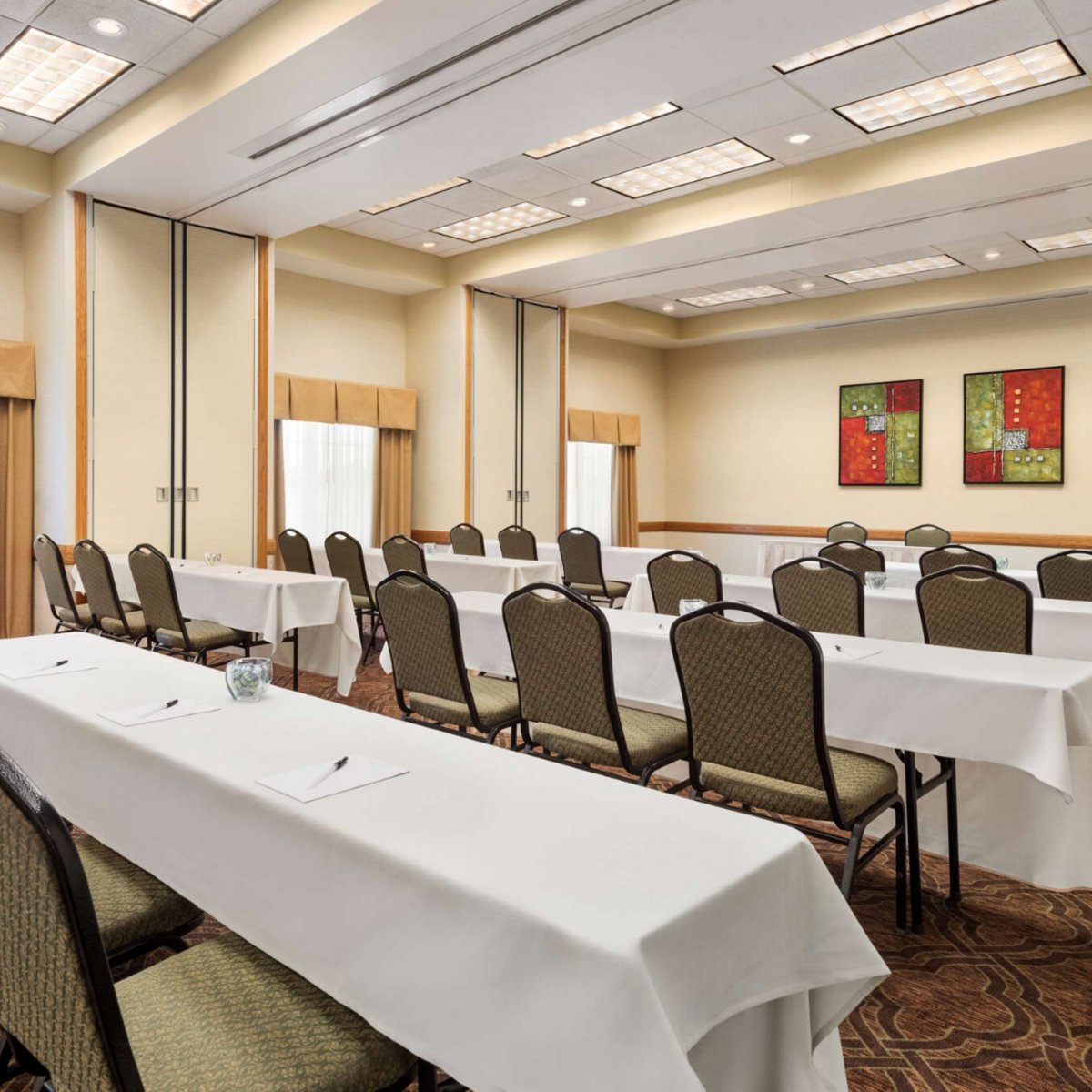 Whether you need to host a business seminar or birthday party, we're ready to impress you and your guests in our flexible meeting space with in-house catering available as well. Let's get started on your plans at bit.ly/43QDgGz. #eventplanner #meetingspace #countryinn