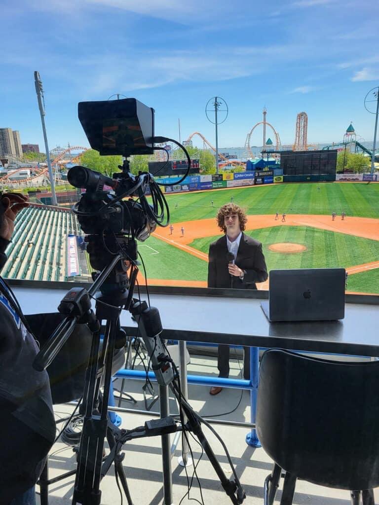 LinacreMedia's tweet image. Finally some ☀️ in Brooklyn ⚾️‼️

Always happy to rep the student-athletes of #NYC — here in our tenth-straight season of @CUNYAC Championships‼️🏀🏆

#NYC #CUNYCHAMPS #TheCityPlaysHere  #LinacreMediaOnTV 🗽🏆🎥📺🎛🎙🇺🇸