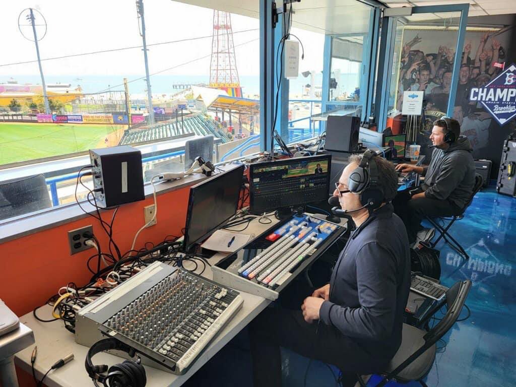 LinacreMedia's tweet image. Finally some ☀️ in Brooklyn ⚾️‼️

Always happy to rep the student-athletes of #NYC — here in our tenth-straight season of @CUNYAC Championships‼️🏀🏆

#NYC #CUNYCHAMPS #TheCityPlaysHere  #LinacreMediaOnTV 🗽🏆🎥📺🎛🎙🇺🇸