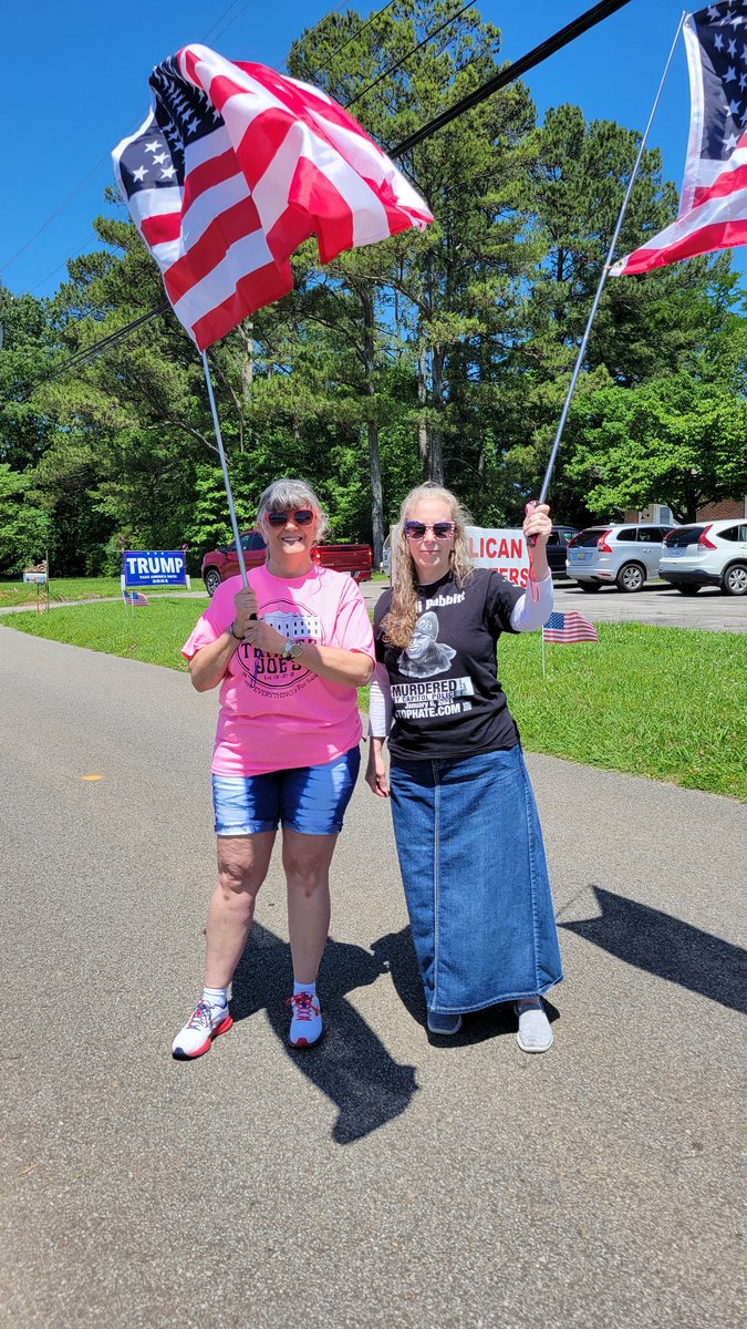 Flag wave in Athens Alabama today with my 2 besties, @SnoozySusieUSA and President Trump! 🇺🇸❤️🤍💙🇺🇸