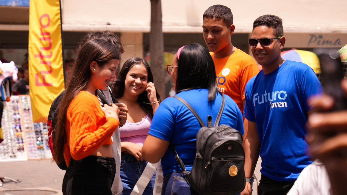 movfuturoven's tweet photo. Con energía y entusiasmo los y las Jóvenes de Movimiento Futuro recorrieron el Bulevar de Sabana Grande en Caracas, para realizar el registro de voluntarios y voluntarias que deseen juntar esfuerzos por y para la creación de sueños colectivos. 😎🔥 https://t.co/rIIB9iIMkc