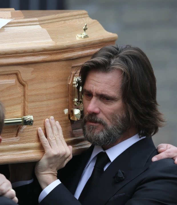 This picture shows Jim Carrey carrying the casket of another man’s wife, after she mysteriously died from a “drug overdose” at age 30, while she was allegedly cheating on her husband with him at the time ⚠️ 🚨 MOVE ALONG NOTHING TO SEE HERE 🚨