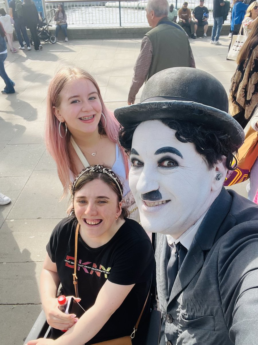 Ok peeps how do I find this performer on the #southbank #LONDON he took these & several others🥰❤️ taking the time to make sure my mini me’s had the memories we needed as a family was a lovely gesture🥰🙌❤️ I,like most #SEND families don’t have many pics so these are precious🥰❤️