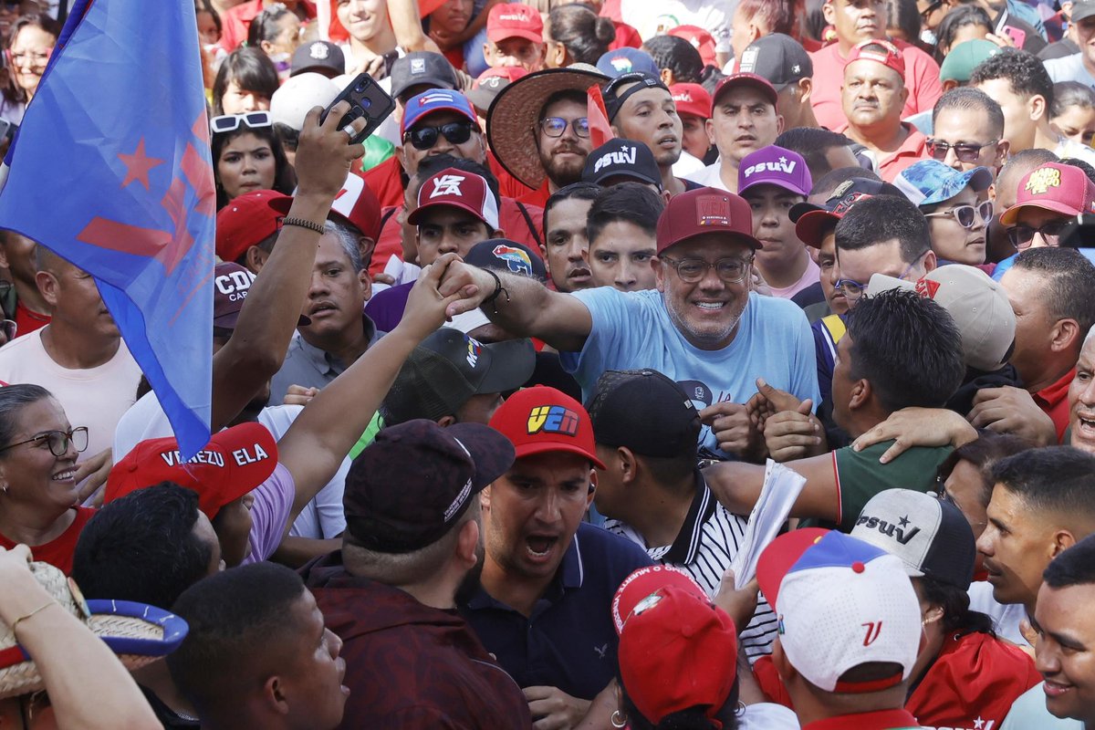 'Carabobo está en las calles para demostrarle a los apátridas, y a los arrodillados ante el imperio yanqui, que desde ahora y para siempre estas calles son del pueblo de Chávez y de Nicolás Maduro' expresó @jorgerpsuv tras multitudinaria movilización del pueblo en Valencia.
