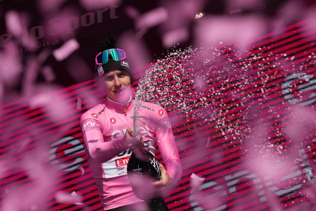 LA MAGLIA ROSA TADEJ POGACAR VINCE L'OTTAVA TAPPA DEL GIRO D’ITALIA bikenews.it/it/giro-ditali…