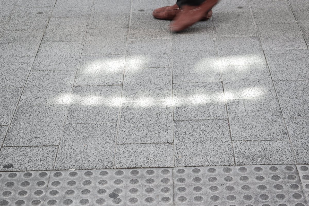 Happy feet #streetphotography #streetlife #citylife #streetscene #cityscene #monochromephotography #colorphotography #conceptphoto #shotfromthehip #lowangle #Zaragoza #reflection #minimallove #minimalistphotography #minimalphotography #minimal #minimalism #are #bure #bokeh