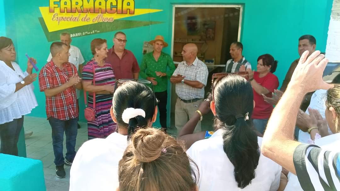 Como parte de las actividades por el 17 de mayo y día de las madres, se reinauguraron en #SanJuanYMartinez dos farmacias y el hogar materno. Productores de la localidad contribuyeron en la recuperación. #PinardelRío #Cuba #GenteQueSuma @DiazCanelB @DrRobertoMOjeda