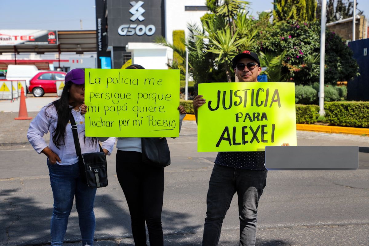 VozAsuncion's tweet photo. ⚠️PRECAUCIÓN⚠️

Av. Tecnológico fue bloqueada por manifestantes que “defienden” al hijo del candidato Oscar Ruíz, quien este sábado realizaba vandalismo y disparó contra la @PoliciaMetepec, los policías dispararon en defensa. 

Pedimos a @MetepecGobierno desbloquear la avenida. https://t.co/kmosyFTS3U