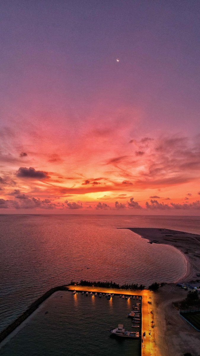 Sunset and Moon.
🌙🌅