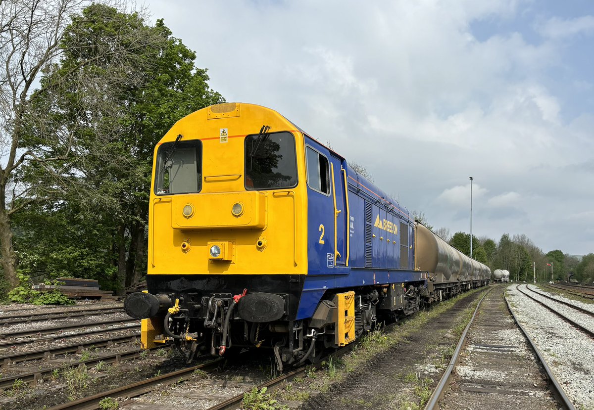 Breedon No. 2 (class 20 No. 20168) basks in the sun at Earle’s sidings, Hope having just bought five JPA’s for the evenings 6V91 to Theale. 8th May 2024.