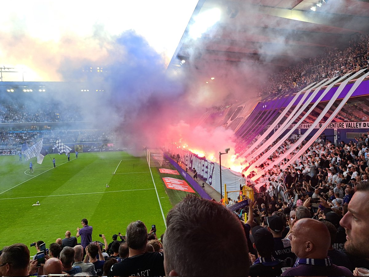 2 tifo´s and a pyro show. The best fans 💜🔥