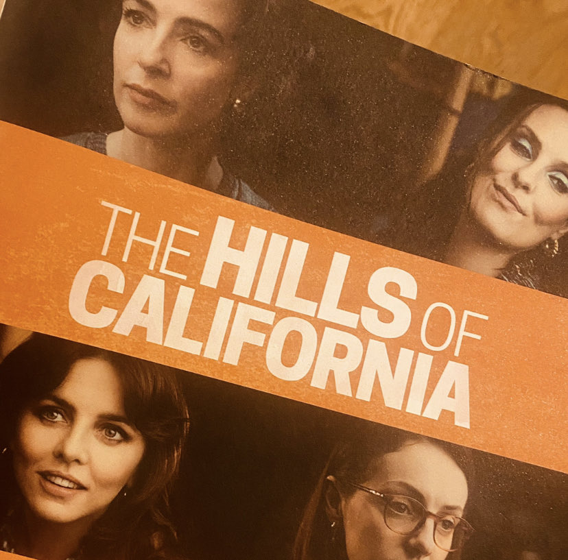 🎭 Thoroughly enjoyed Jez Butterworth's #TheHillsofCalifornia, directed by Sam Mendes - a divided family of singing sisters bidding farewell to their mother, pivoting (both plot & set) between the 50s & 70s in Blackpool. Heartfelt & sleek with a remarkable ensemble cast.