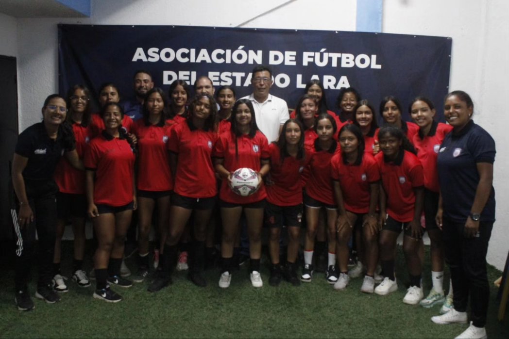 SomosAfel's tweet photo. #𝗦𝗲𝗹𝗲𝗔𝗙𝗘𝗟Sub-20 🇱🇦 | Último entrenamiento para las nuestras de cara al debut en los Juegos Nacionales 🇻🇪

Tras el entrenamiento las larenses sostuvieron un encuentro junto al Presidente de AFEL, Licenciado Raúl Álvarez y Arnoldo Zambrano como Presidente de IDEL 🔵🔴 https://t.co/GH3HpQYfT5