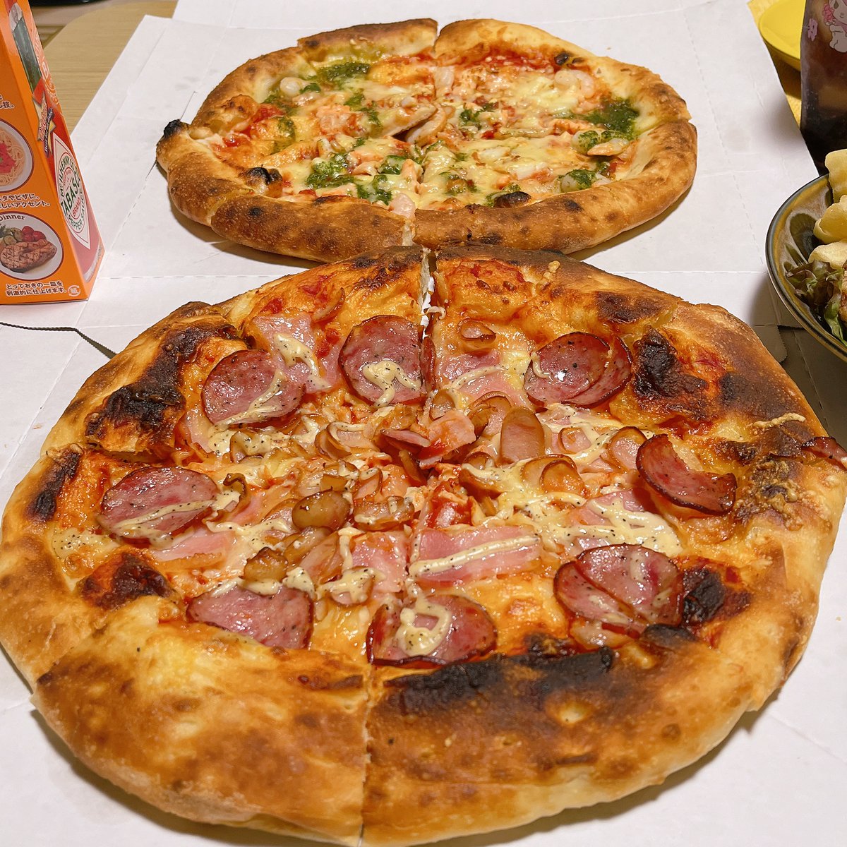 (ฅ•ㅅ•)おはようございます きのうの晩ごはんは『ピザパーティー』でした🍕 地元の友達が「一緒にごはん食べよう」と言って ピザとコーラを買って来てくれた🍕 私はお返しに鶏の唐揚げとポテトフライと サラダを作った(˶ᵔ ᵕ ᵔ˶)