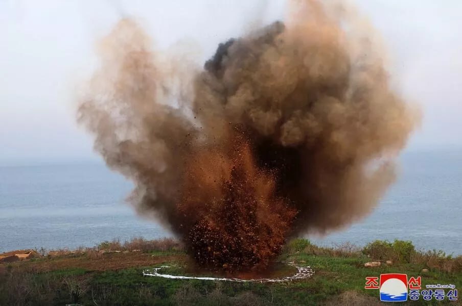 Corea del Norte realizó una prueba del mejorado sistema lanzacohetes múltiple de 240 mm. Kim Jong-un, presenció los ensayos. El armamento dio en el blanco, el resultado confirmó 'intensamente la superioridad y el poder destructivo del sistema de armas'