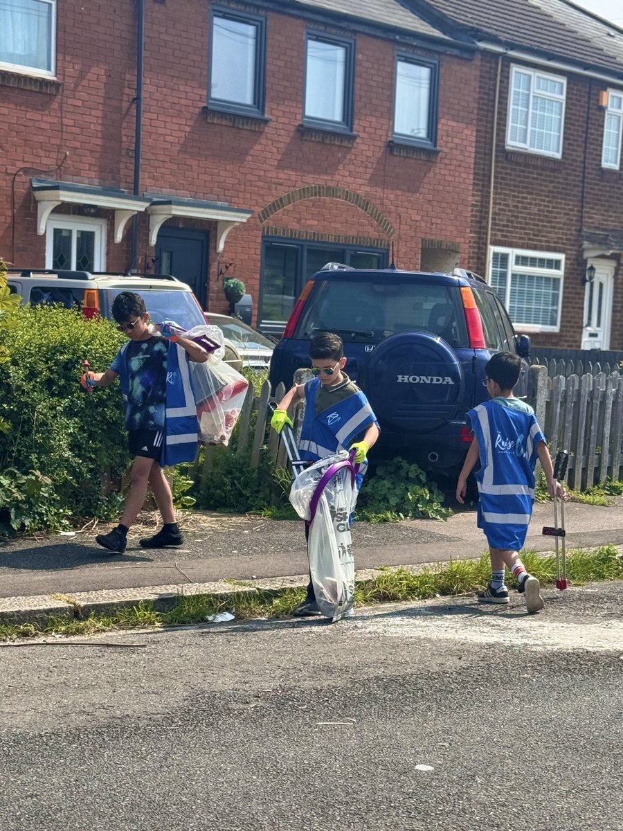 On this lovely day, our amazing volunteers were out making a difference, one piece of litter at a time! 🌞🌿 @ABCD_in_Luton #KeepLutonTidy