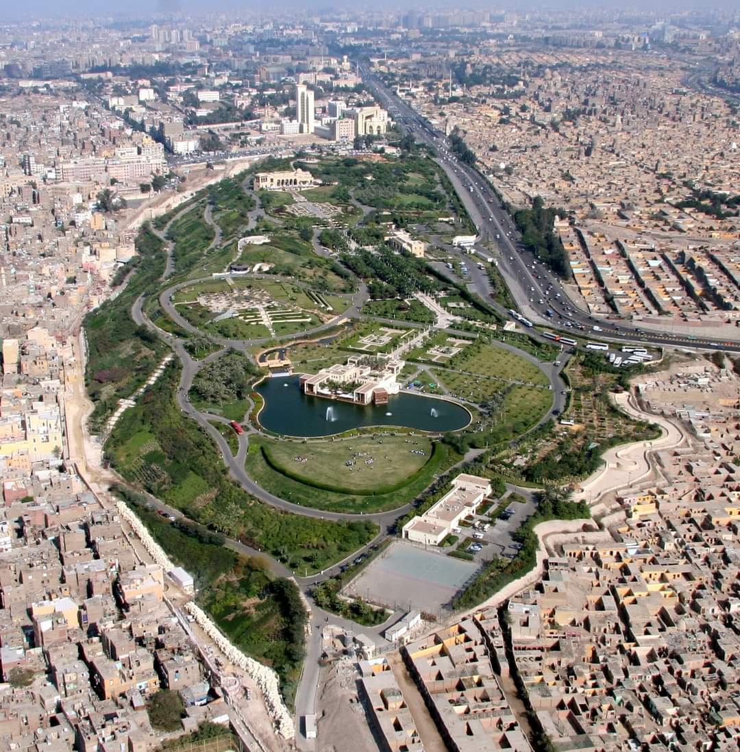 يبدو أن قصة حديقة الأزهر ستتكرر مرة أخرى؛ حيث كانت مكبًا للقمامة والنفايات لألف عام؛ ولأجل فرصة أفضل في الحياة تم إخلاء موقع الحديقة الذي تبلغ مساحته ۸۰ فدانًا من النفايات، وتحويله في سبع سنوات لأكبر وأروع حديقة في القاهرة والشرق الأوسط