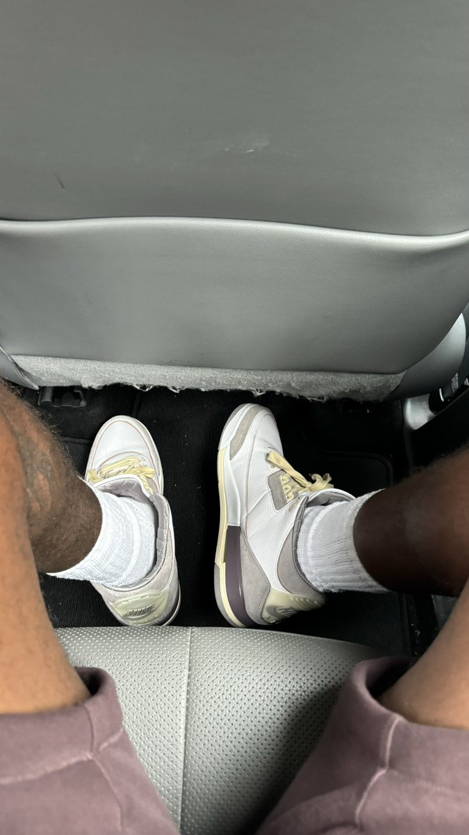 My Uber driver listening to cnn news…. #kotd @maniere_usa @Jumpman23 Jordan 3 …. Cause I would rather get out and walk at this point