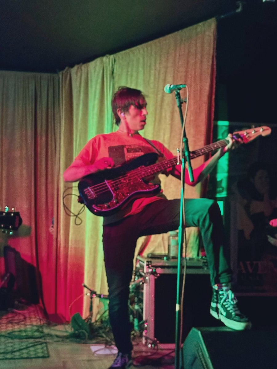 Went to see my friends' show about a month ago, here are the pictures from that. I love them very much 🥹✨