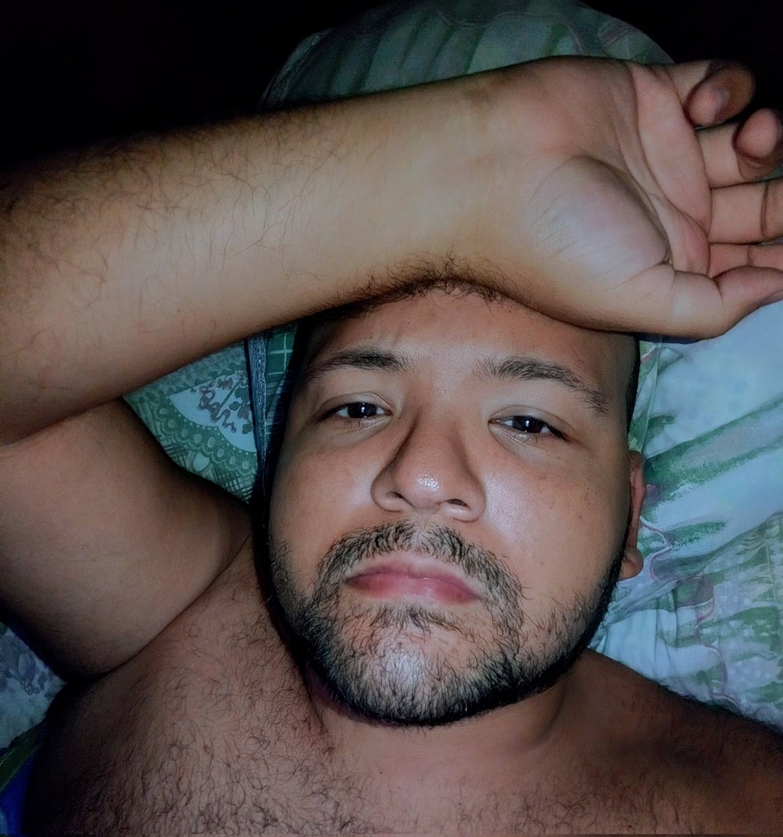 "Ya sé que tu cama está vacía, bebé pues quédate en la mía, qué la verdad no tengo problema con eso..." 🎶☺️