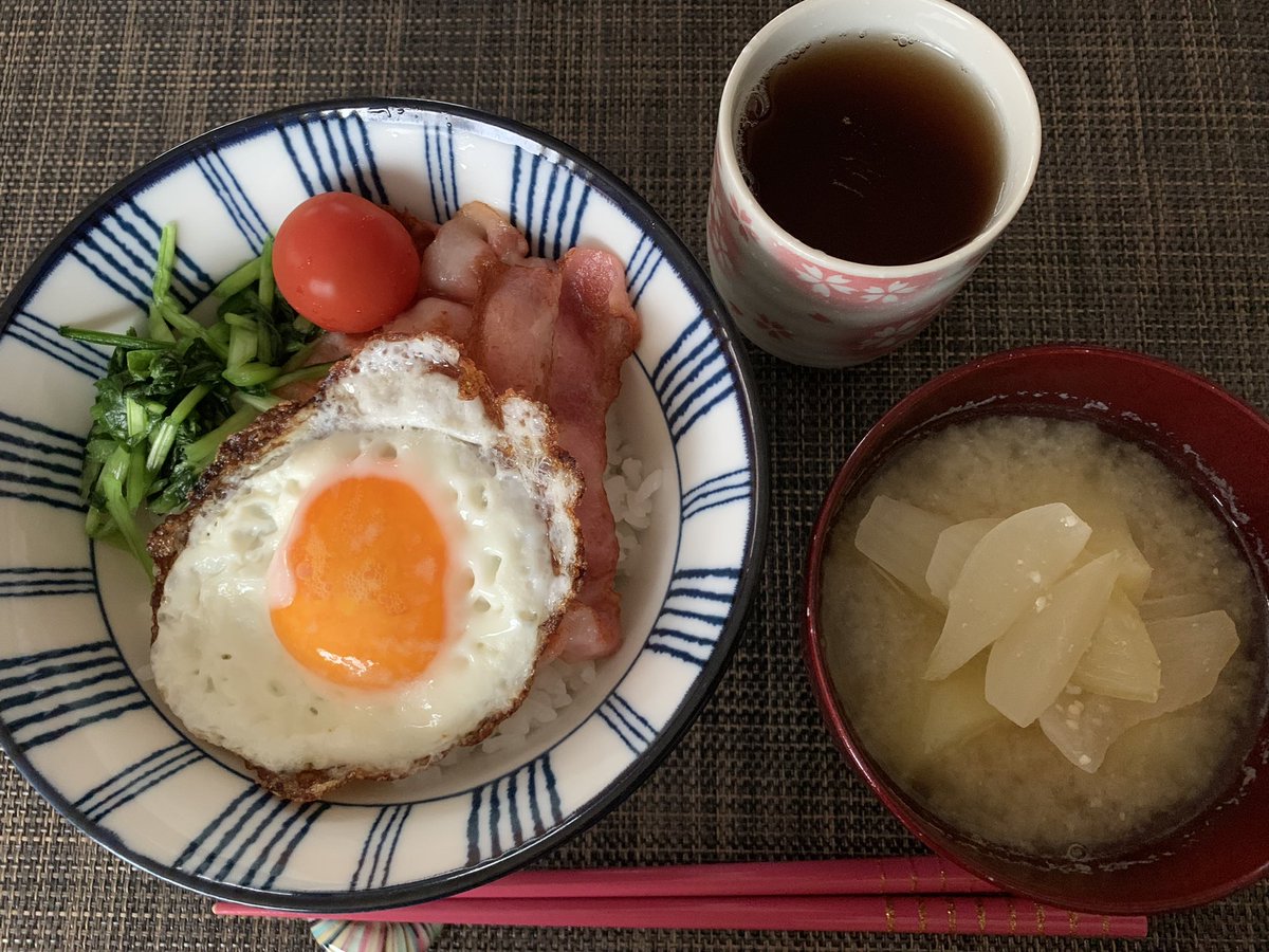 Good morning friends.

It’s cloudy and cool morning .

Today is Mother’s Day🌹
I got 4 kinds of pottery from my daughter a few days ago☺️

Today’s breakfast
“Medamayaki & bacon donburi”
“Leftover miso soup”

Have a wonderful Sunday everyone🍀

#japanesefood
#homecooking