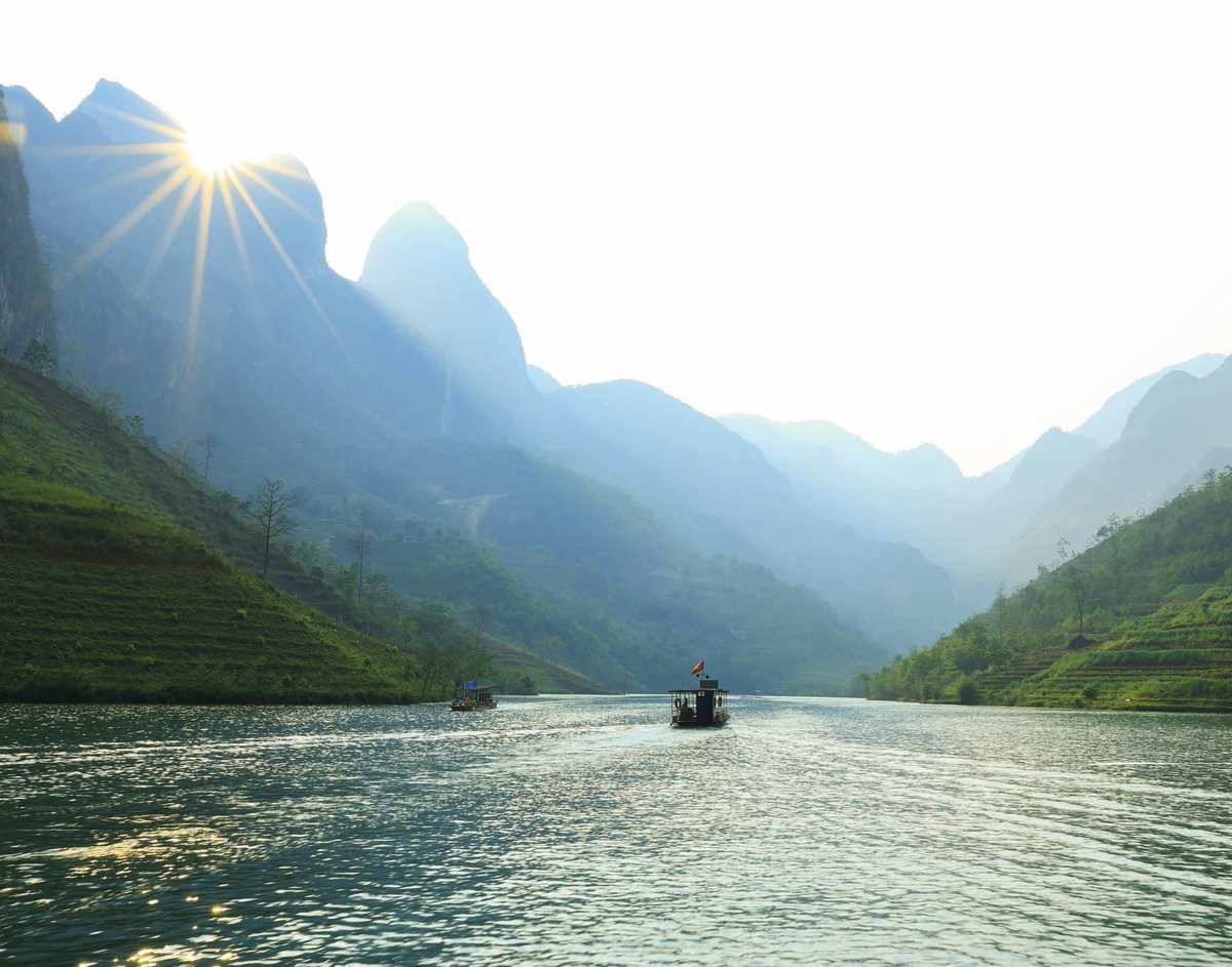 28 PHƯƠNG CHÂM SỐNG CỦA NGƯỜI KHÔN NGOAN ( Hết ) —————————————————— 21. Nếu kẻ khác nói xấu bạn, phán xét bạn mặc dù không biết gì về bạn. Đừng buồn, hãy nhớ kỹ một điều: “Chó sủa khi gặp người lạ” 22. Khi cuộc sống dồn bạn vào bước đường cùng, đừng