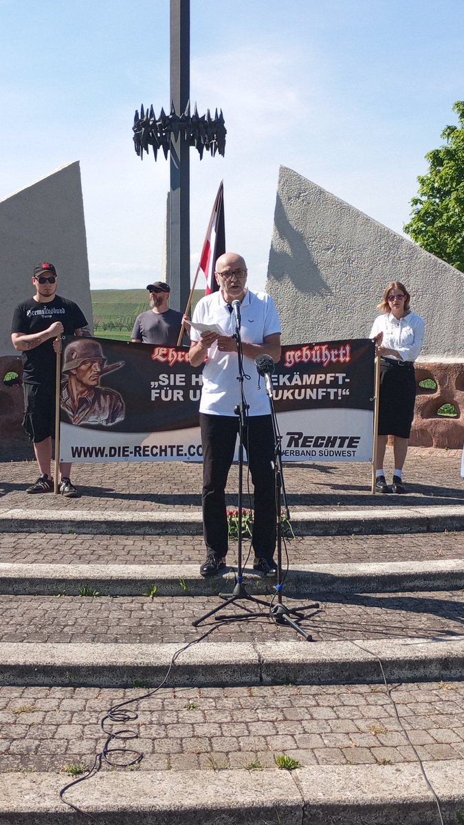 Tag der Ehre! 
Würdevolle Versammlung am Feld des Jammers in Bad Kreuznach/Bretzenheim!

#BadKreuznach #Rheinhessen
#08Mai #Gedenken #FelddesJammers