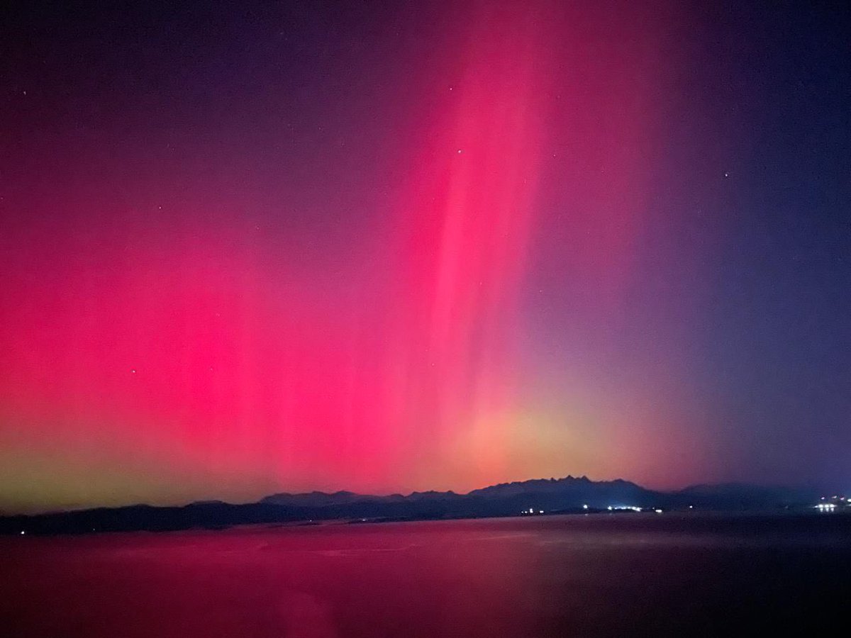 vaniiush80's tweet photo. 😍 MAGNÍFICO: #AURORAS #AUSTRALES EN #USHUAIA Tormenta solar
#ushuaia
#argentina
#aurora
#aurorasolar
#TierraDelFuego https://t.co/3MKnuleRKM