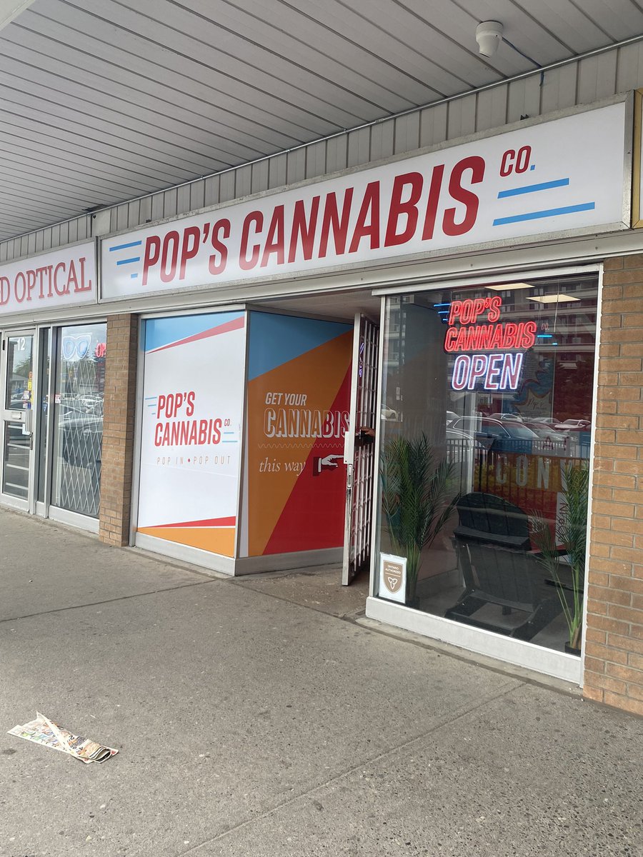 Very nice #cannabis store in #Mississauga. #cannabisRetail #Ontario apparently put the #beer store in the plaza out of business 😆
