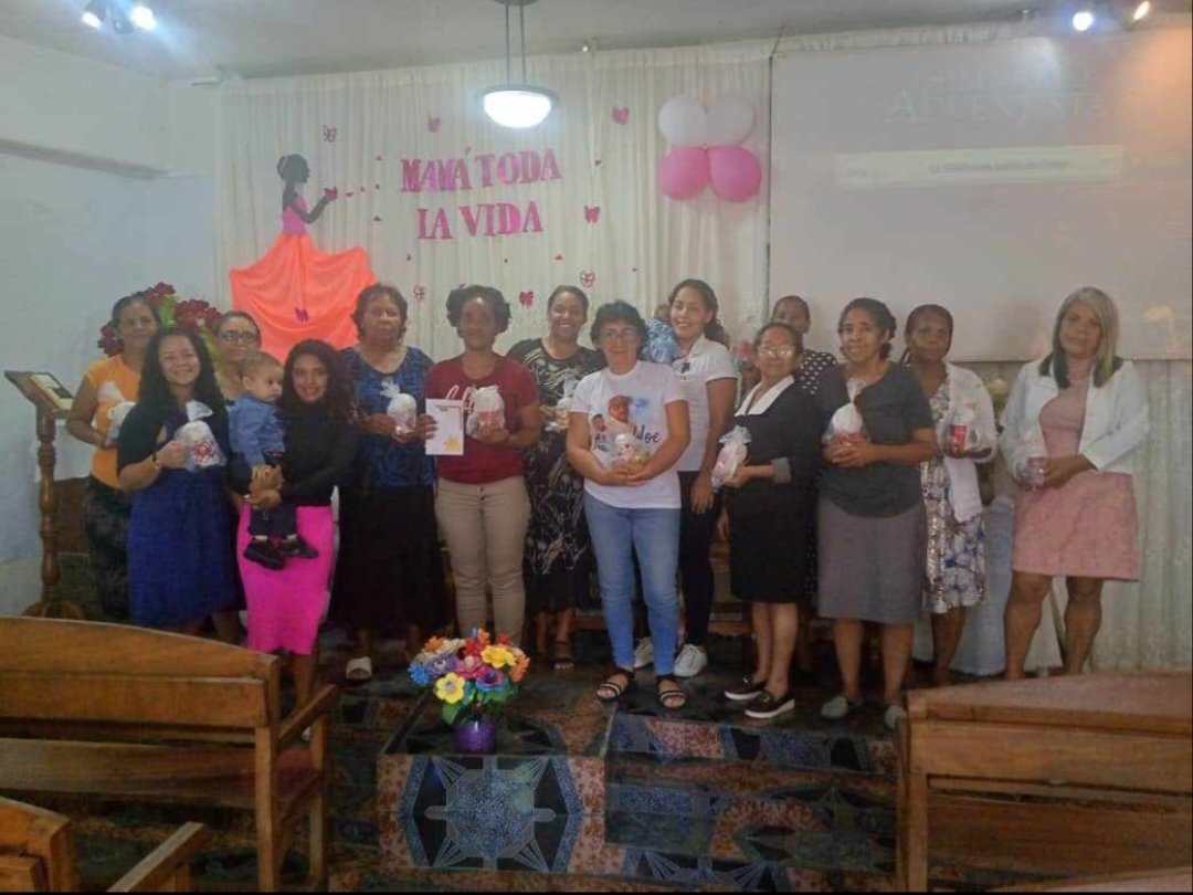 Nos llena de alegría saber que en todas las iglesias de nuestro campo se llevó a cabo un programa especial en honor al Día de las Madres.

Sin duda, este día ha sido una ocasión para celebrar, consentir y reconocer la invaluable labor en sus familias, iglesias y comunidades.