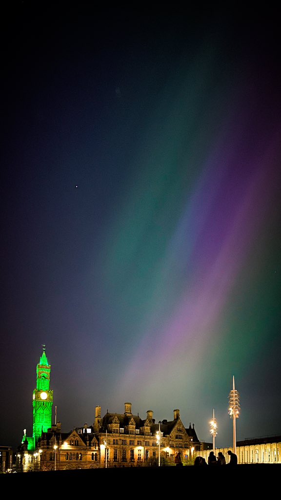 juantheworld's tweet photo. Nothern lights in Bradford UK last night. https://t.co/8b83Hlq3NF
