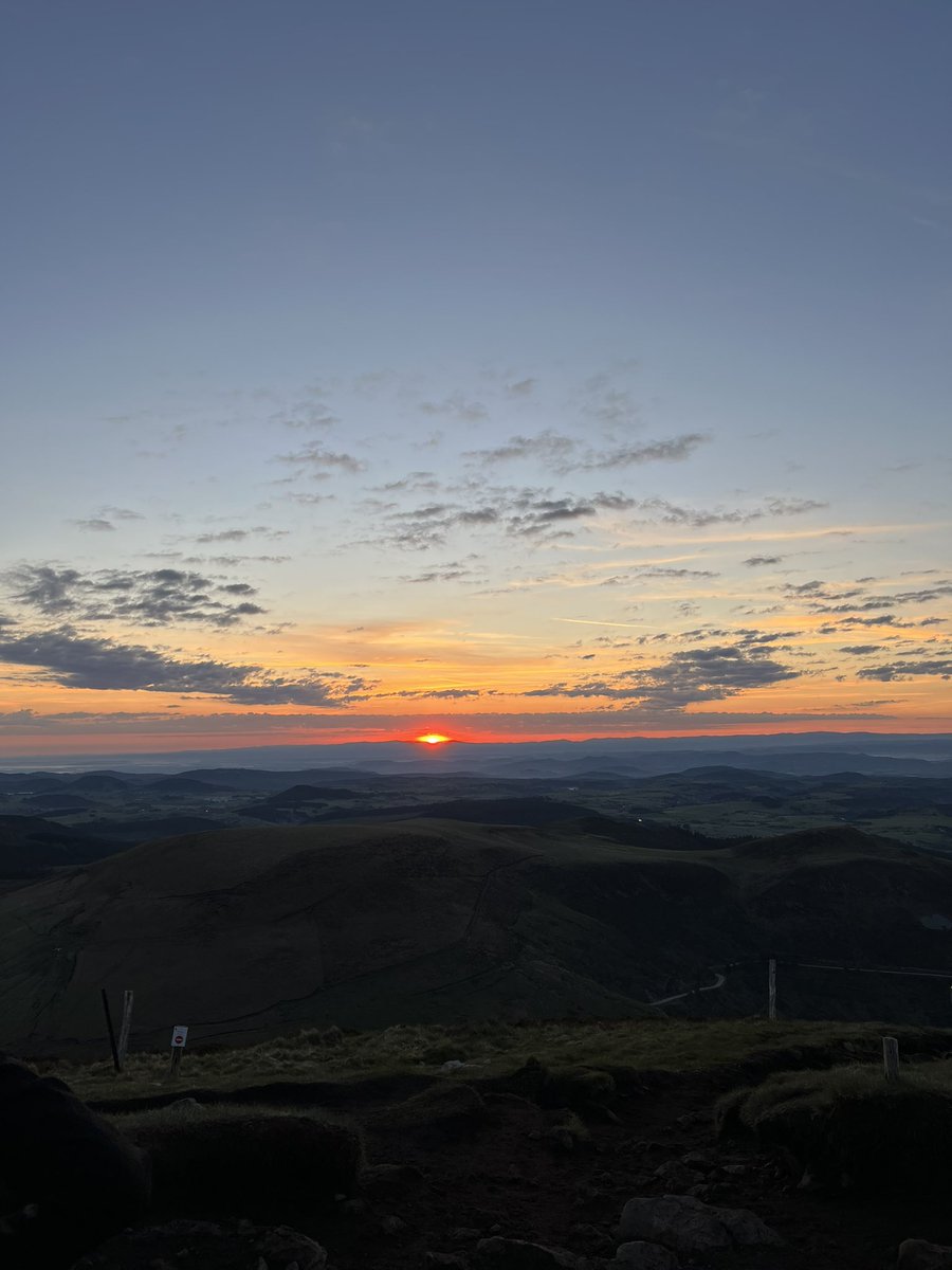 JeremyTruant's tweet photo. La nuit dernière, réveil à 4 heures pour partir randonner au lever du soleil dans le Massif du Sancy. C’est finalement le ciel de Haute-Corrèze qui a donné le plus beau spectacle 🤩 (j’étais pas si content de me lever si tôt et finalement …) #auroreboreale https://t.co/5B1OL29KJY