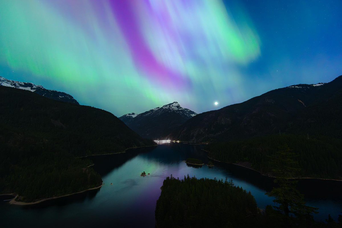 Have you guys seen the northern lights? Damn…