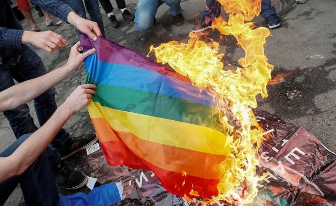 Quemar la bandera de tu país es libertad de expresión, pero quemar otras banderas es discurso de odio y mereces cárcel. Got it.