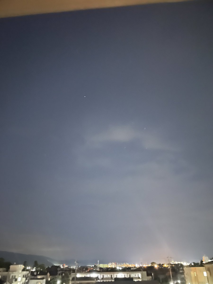 @Struan_Tokyo @TBeanpod @bdjoetsu 1st pic: AMAZING! Left my flash on…
2nd pic: I think that’s a cloud.