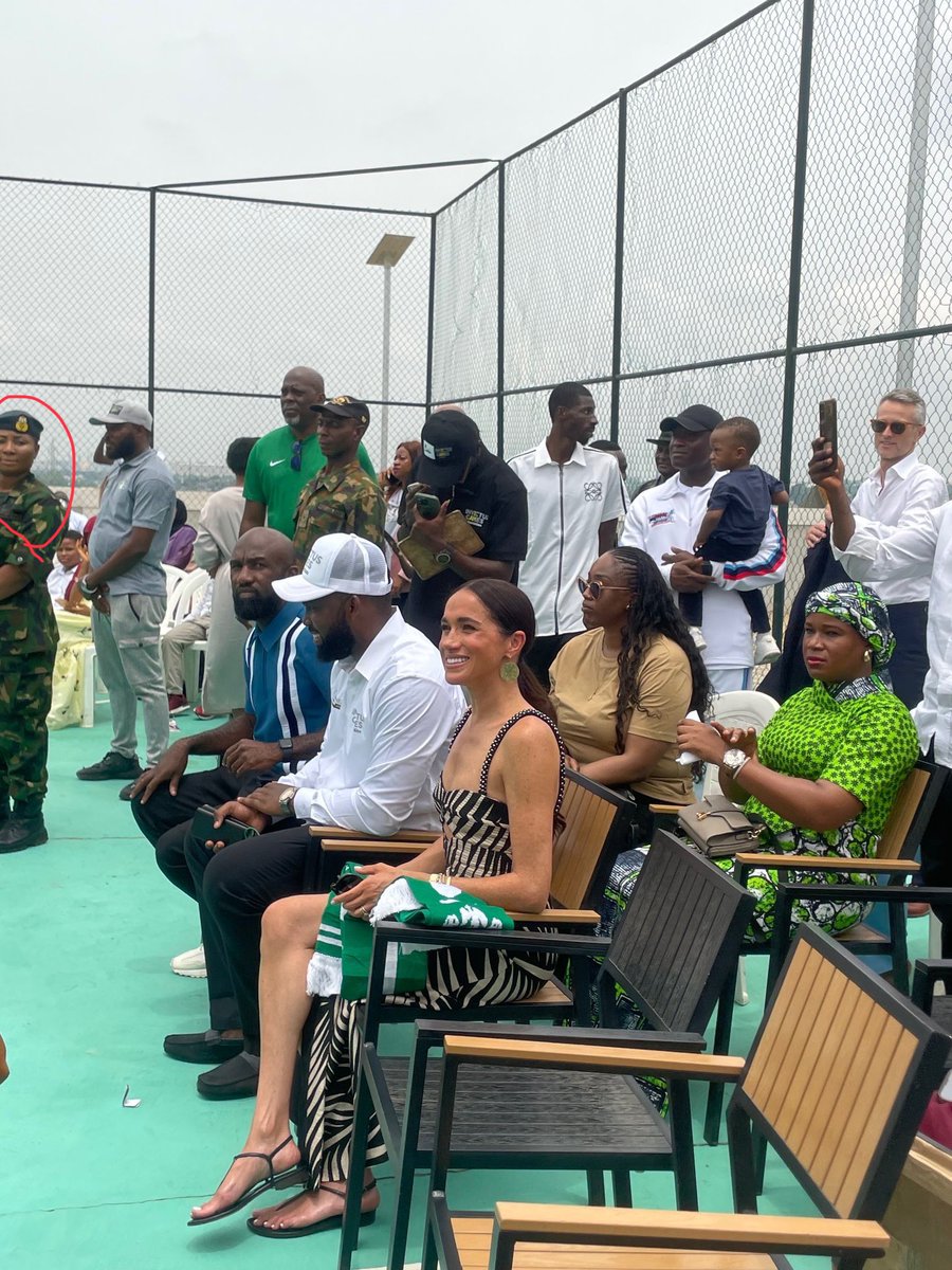 The look of bemused contempt on the face of the guard as he watches MM. As an American, I profoundly apologize to Nigeria for her crass disregard for your culture and customs.
#DumbPrinceAndHisStupidWife #HarryandMeghanAreAJoke #HarryandMeghanAreGrifters