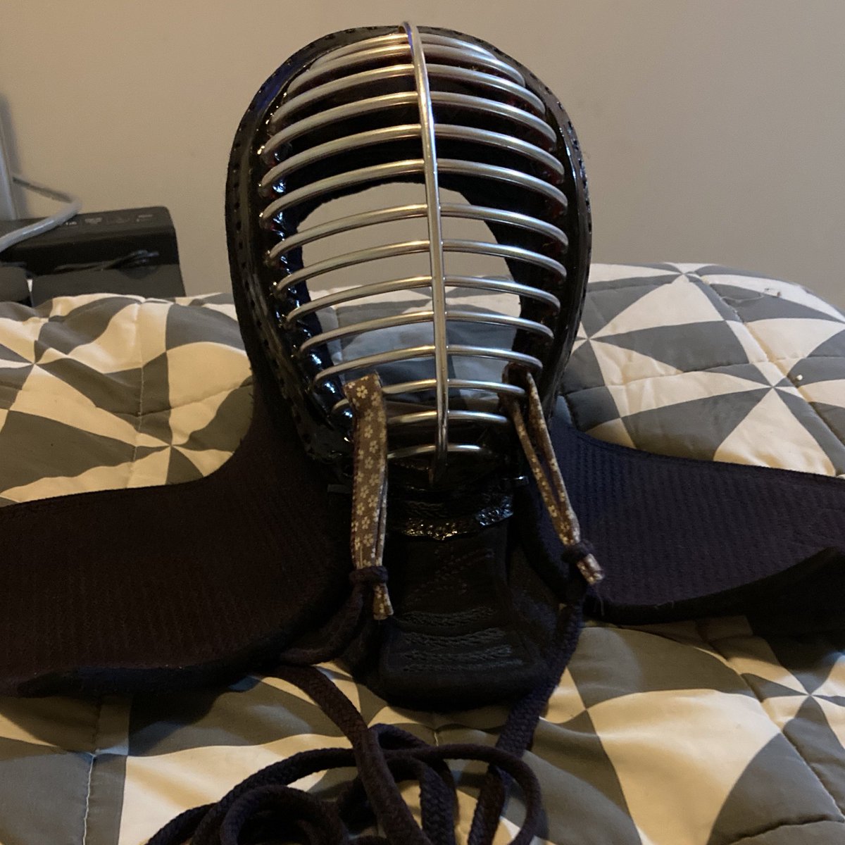 Retocando la armadura para estar mas o menos presentable para los combates de mañana en el torneo nacional. Esto es lo más cerca que estaré del final de temporada de un anime de deporte 🤓 #kendo #kendoka #torneo