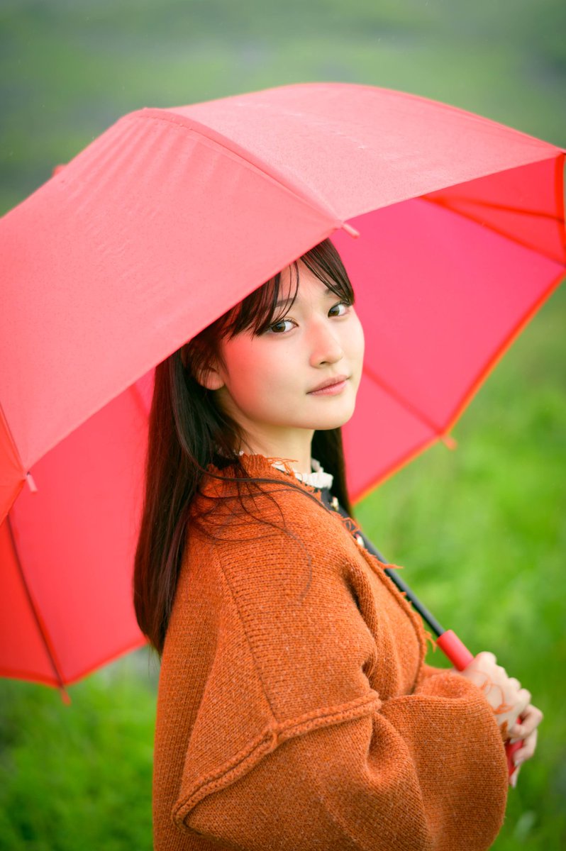 赤い傘も喜んでいます👍✨✨
さすが彩先生です🌞🌞🌞
 #ポートレート
 #portrait
 #Model
 #JAPAN
 #また会いましょう
 #楽しく仲良く🐸
 #福岡から世界へ
 #福岡には新喜彩華がいる
Model 茶色い上着の達人 @ayk__888 先生