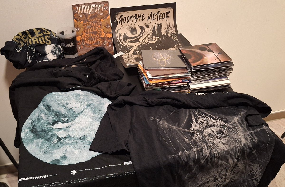 Dazou666's tweet photo. #dunkfest
18 concerts, 4 t-shirts, 29 cd's, 1 totebag and probably far too many beers later, my conscience (and probably my banker within the week) is telling me to stop festivals https://t.co/ita6kjEhRn
