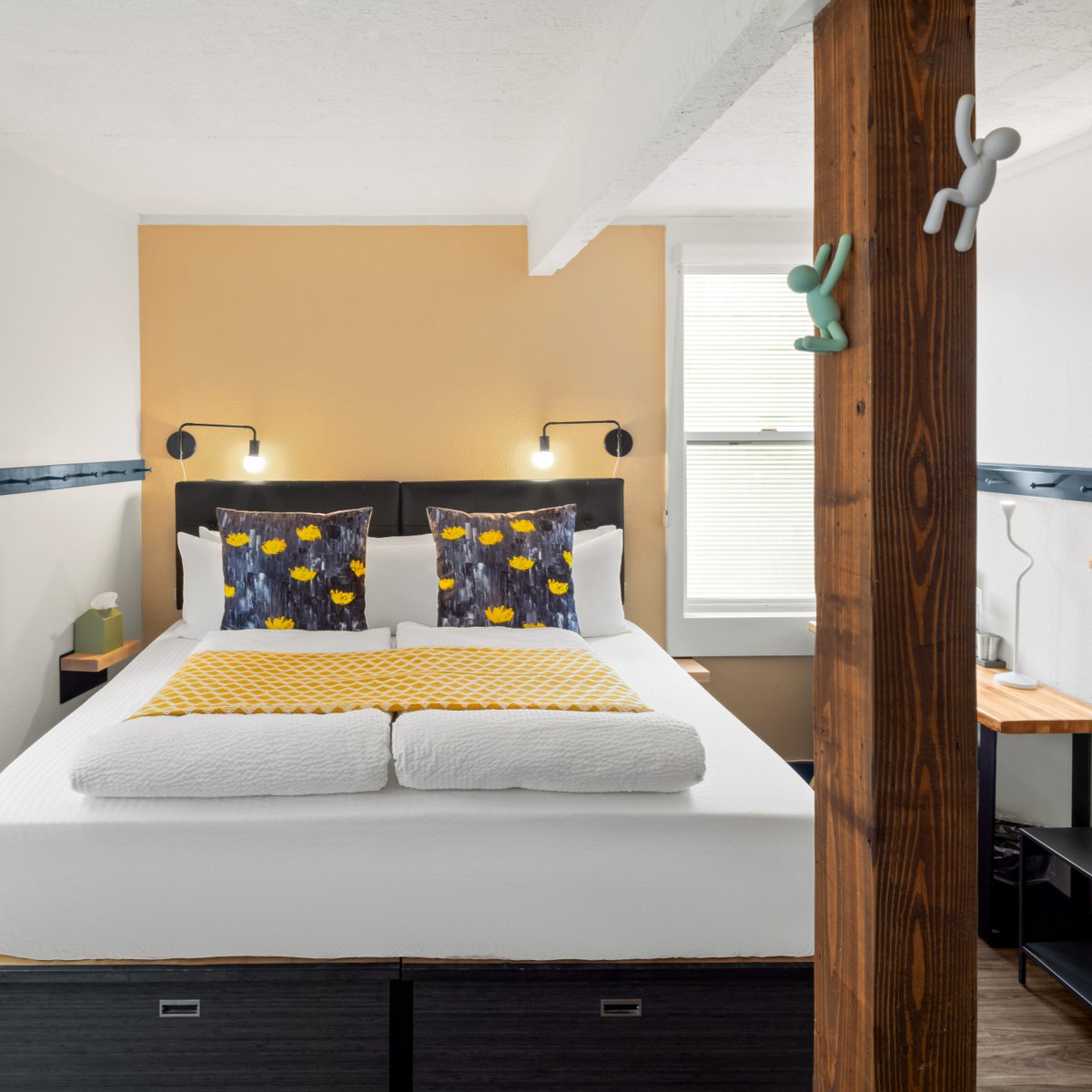 silverbowinn's tweet photo. Say hello to serene summer days! Our Hot Dates Cool Rates special is here! 🌞🏖️

Enjoy 15% off on weekday reservations from May 1st to August 31st - an offer too good to refuse! Book before May 31st and start sketching out those summer memories today! 🌻🌅 https://t.co/ibJraSFzko https://t.co/FbrtAprLnJ