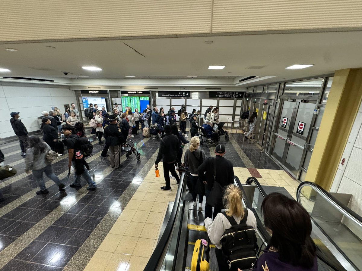 andrewdunck's tweet photo. @MWAAHQ @Reagan_Airport You have got to fix these exit doors by the B gates. They are a nuisance and safety hazard. https://t.co/GhHePlkLmQ