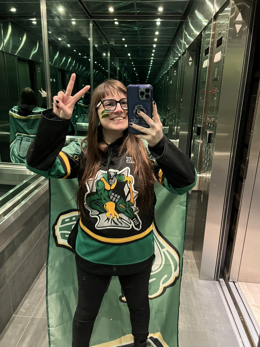 Let’s Go Boys! @LondonKnights 🏒💚

Inspired by @leafguy403 …maybe one day I’ll have a (knights) helmet and some gloves that are designed to hold my beer

#OHLChampionship #KnightsArmy #KnightsVsEveryone #LdnOnt