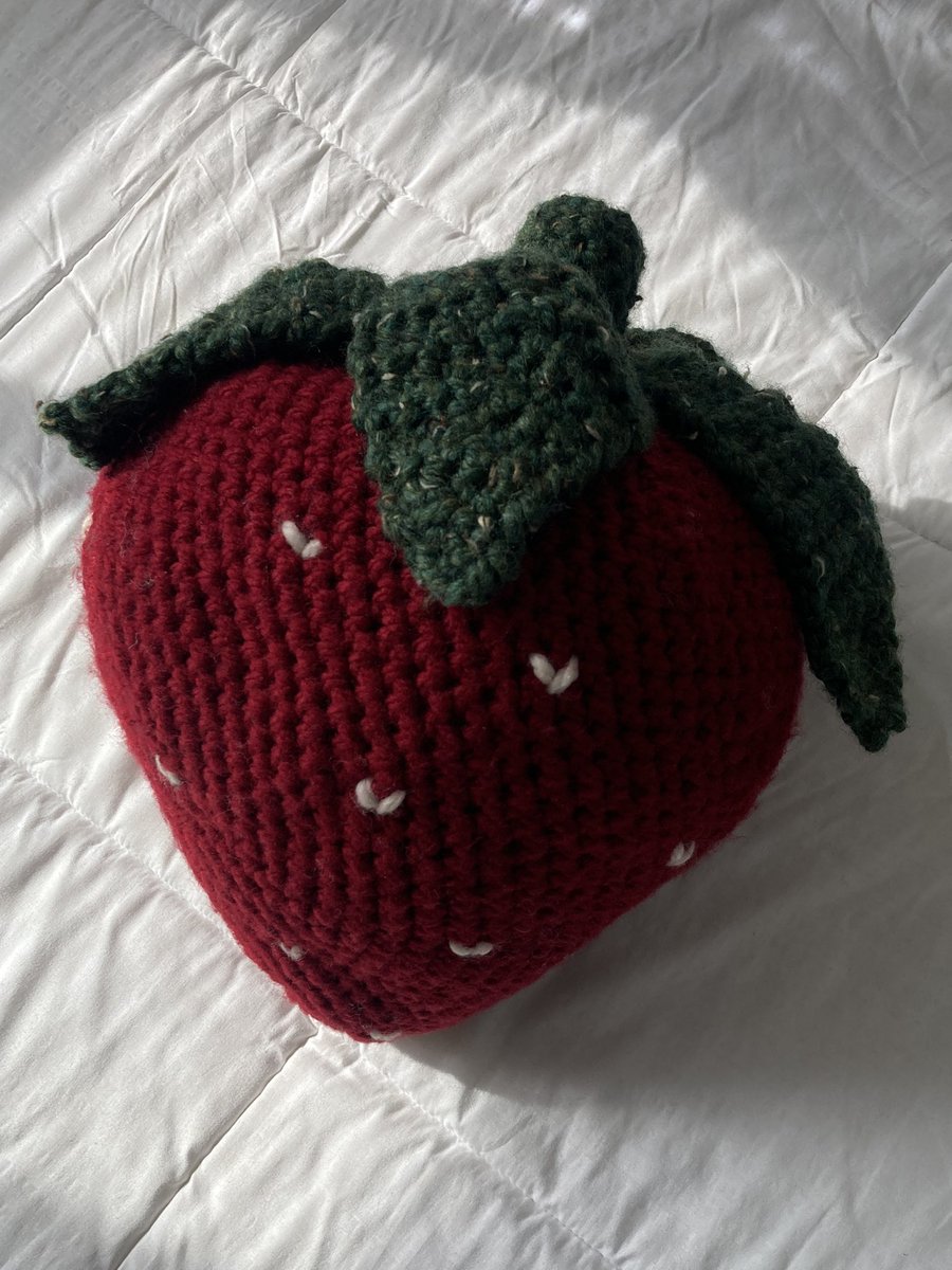 crochet strawberry !!♡