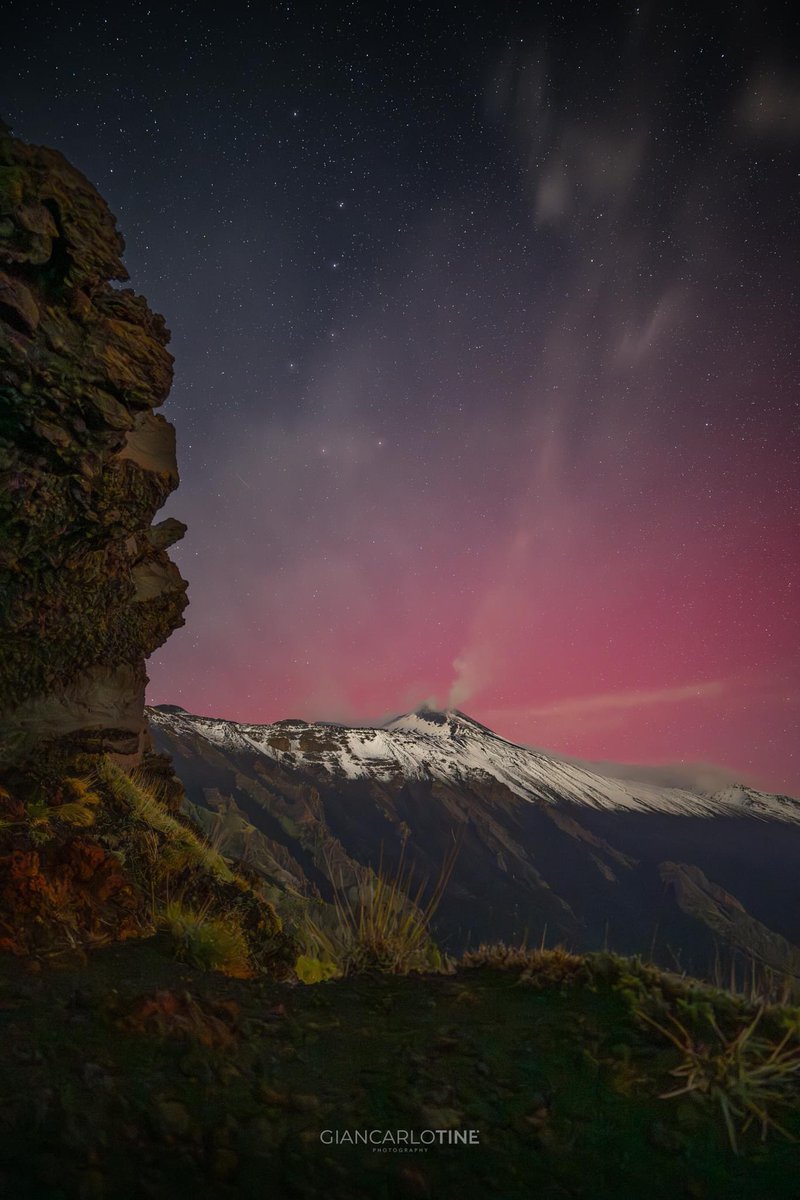 l’aurora boreale sull’Etna che meraviglia 😭