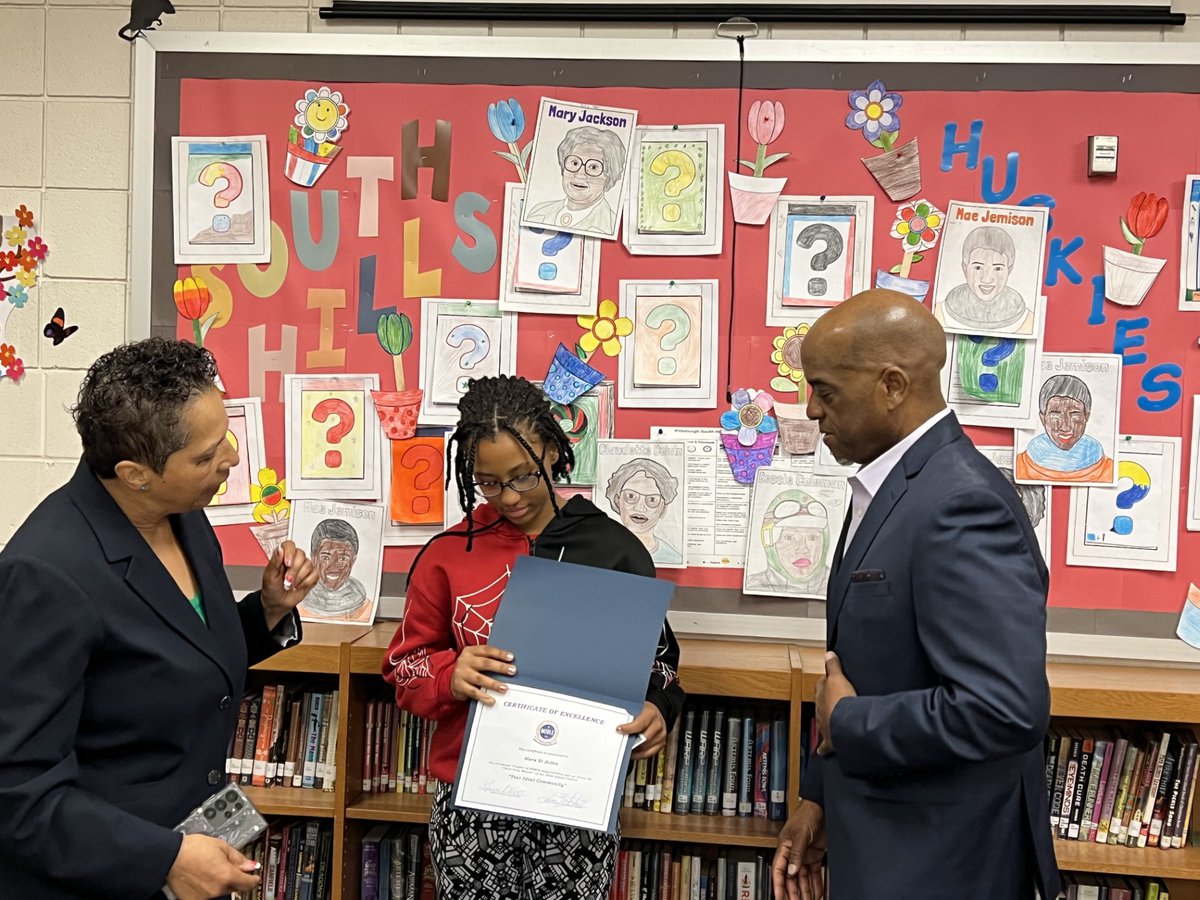 Proud moment at South Hills Middle School as retired Pittsburgh Assistant Police Chief Lavonnie Bickerstaff from NOBLE awards 8th grader Niara St. Julien for her outstanding essay! 🏆 Congrats, Niara! 🎉 #PPSProud #WeArePPS #StudentSuccess